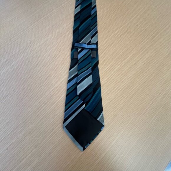 💕2/$30 💕Kenneth Cole Reaction Blue & Black Striped 100% Silk Tie - Picture 4 of 5